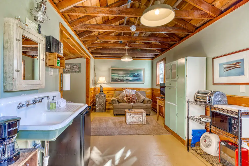 Home with Guest Cottage & Private Hot Tub - Close Beach Access, Dogs OK