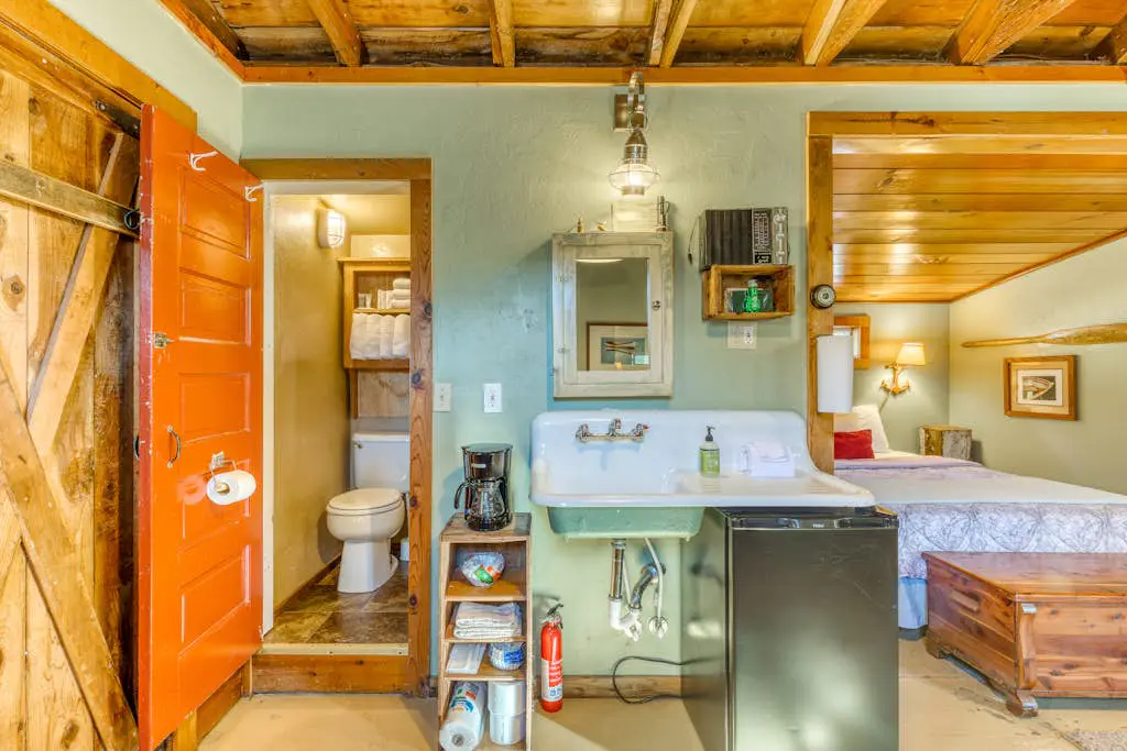 Home with Guest Cottage & Private Hot Tub - Close Beach Access, Dogs OK