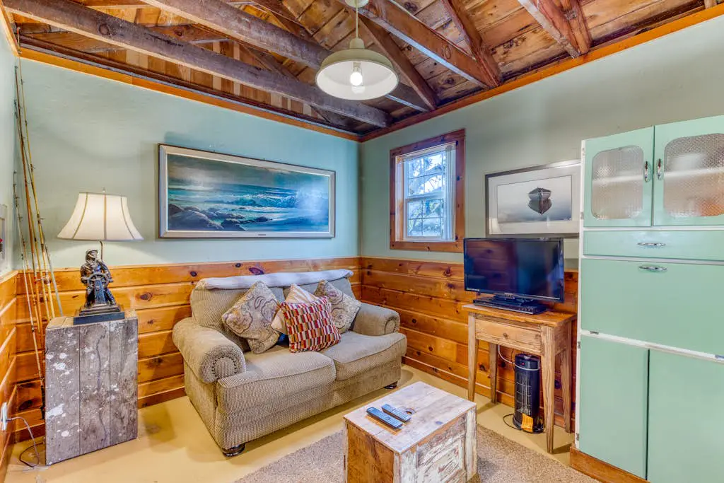 Home with Guest Cottage & Private Hot Tub - Close Beach Access, Dogs OK
