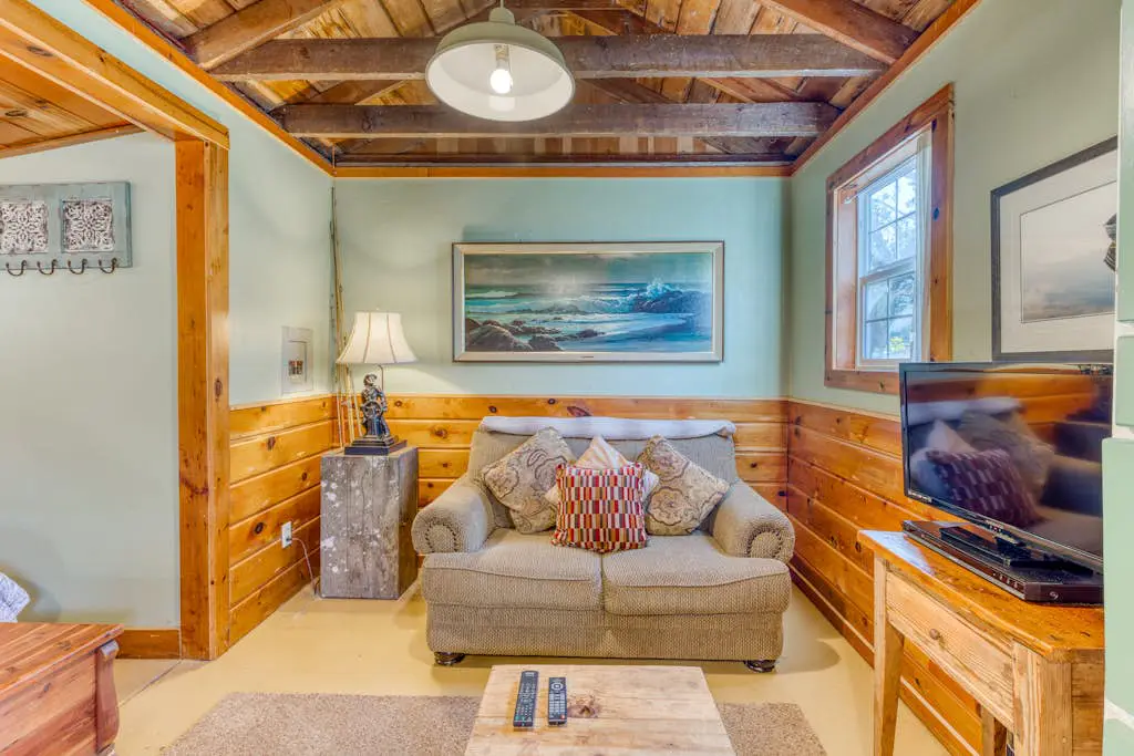 Home with Guest Cottage & Private Hot Tub - Close Beach Access, Dogs OK