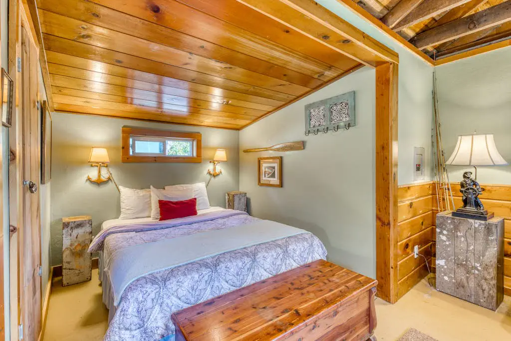 Home with Guest Cottage & Private Hot Tub - Close Beach Access, Dogs OK