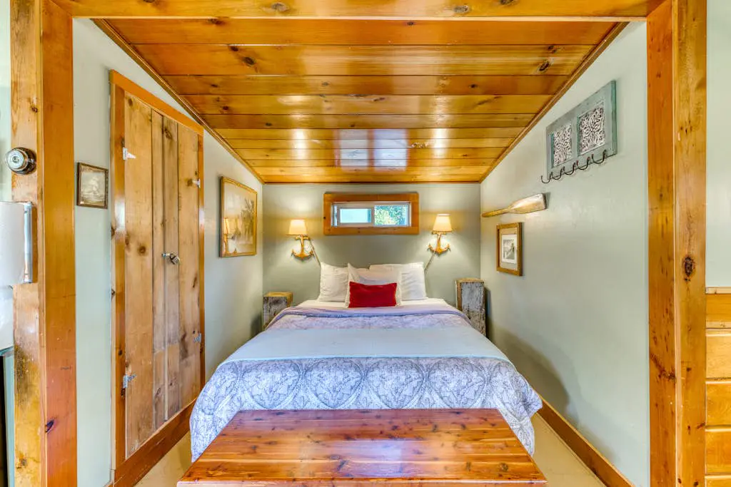Home with Guest Cottage & Private Hot Tub - Close Beach Access, Dogs OK