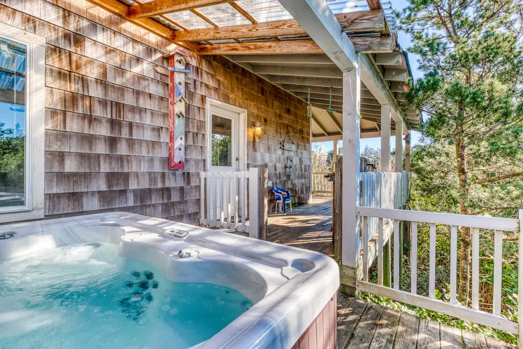 Home with Guest Cottage & Private Hot Tub - Close Beach Access, Dogs OK