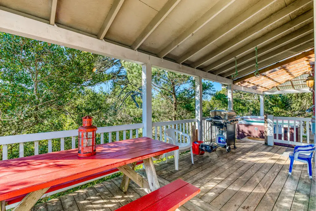 Home with Guest Cottage & Private Hot Tub - Close Beach Access, Dogs OK