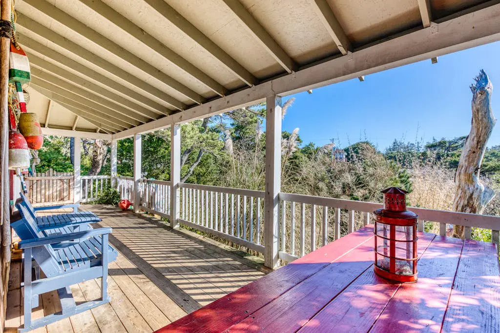 Home with Guest Cottage & Private Hot Tub - Close Beach Access, Dogs OK