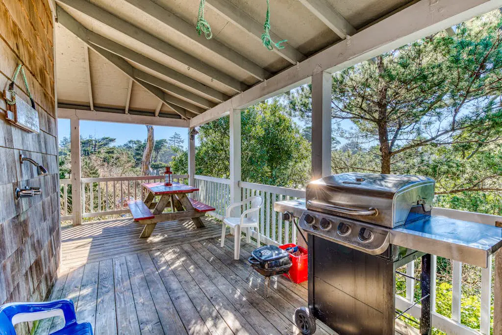 Home with Guest Cottage & Private Hot Tub - Close Beach Access, Dogs OK
