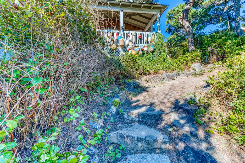 Home with Guest Cottage & Private Hot Tub - Close Beach Access, Dogs OK