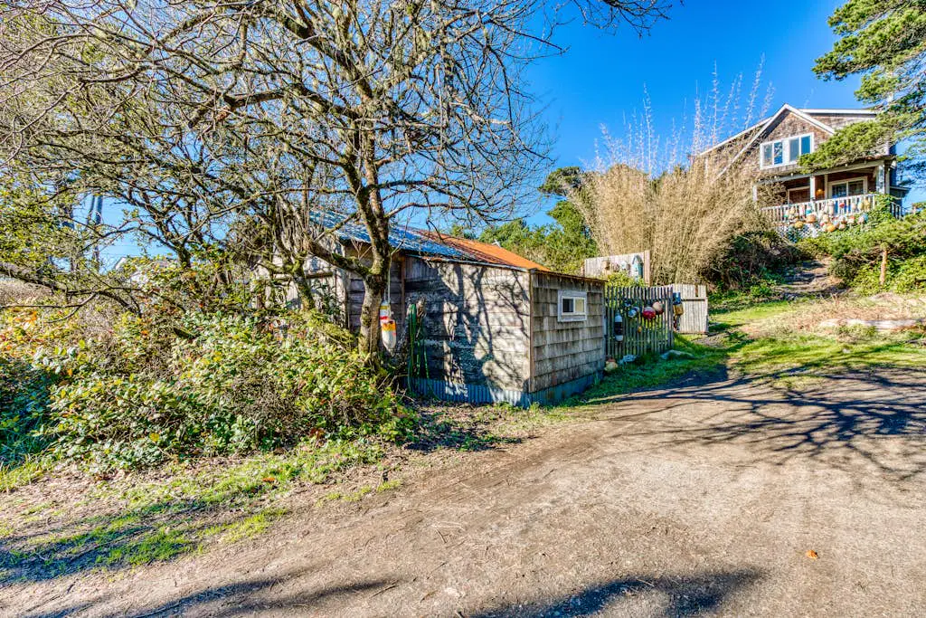 Home with Guest Cottage & Private Hot Tub - Close Beach Access, Dogs OK