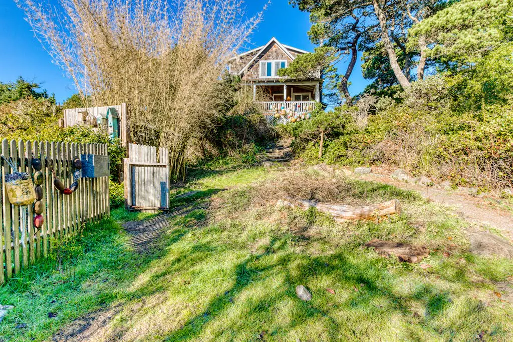 Home with Guest Cottage & Private Hot Tub - Close Beach Access, Dogs OK