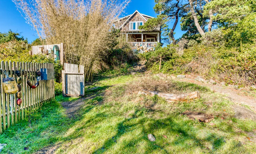 Private Hot Tub & Easy Access to the Beach - Dogs are Welcome