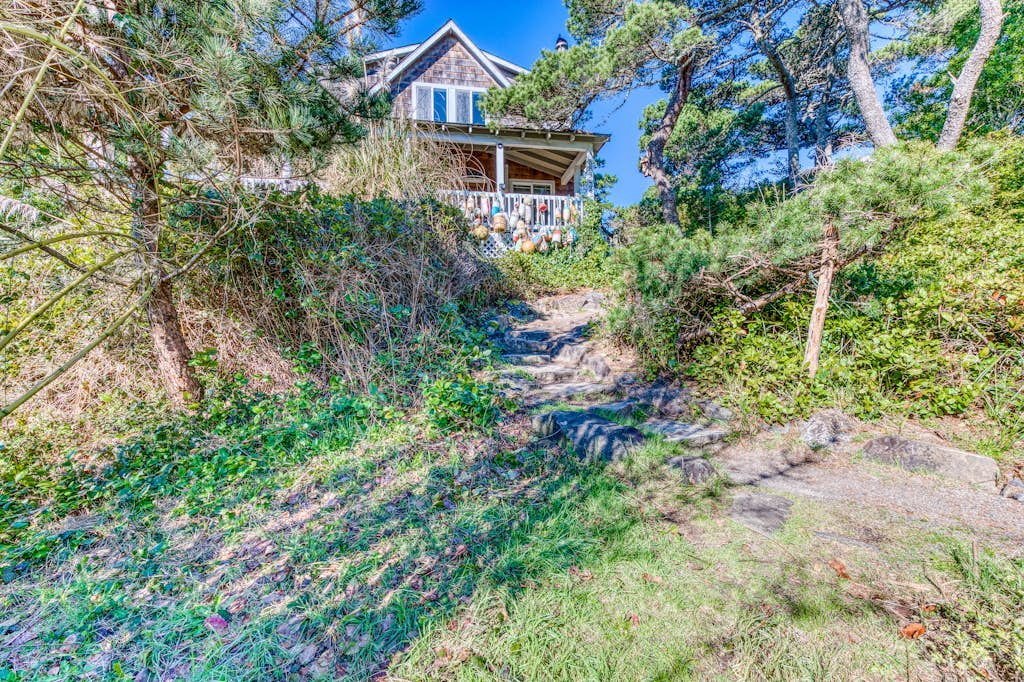Private Hot Tub & Easy Access to the Beach - Dogs are Welcome