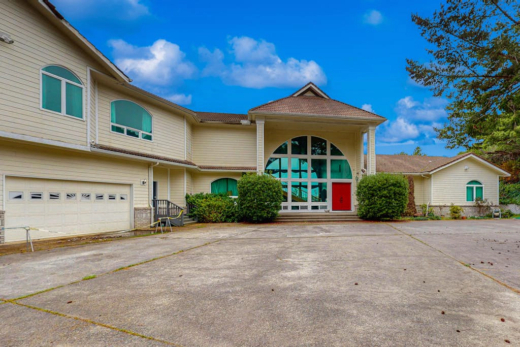 Luxurious Riverfront House withRiver Views, Private Sauna, Pool Table, & Free WiFi