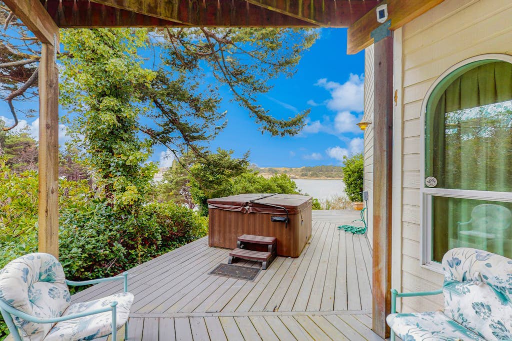 Luxurious Riverfront House withRiver Views, Private Sauna, Pool Table, & Free WiFi