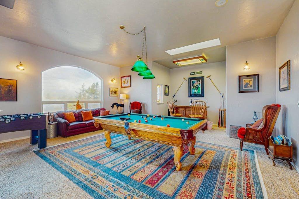 Luxurious Riverfront House withRiver Views, Private Sauna, Pool Table, & Free WiFi