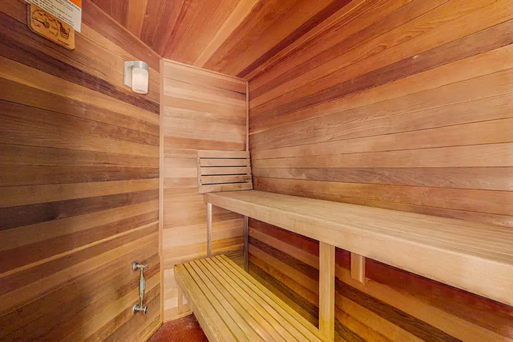 Luxurious Riverfront House withRiver Views, Private Sauna, Pool Table, & Free WiFi