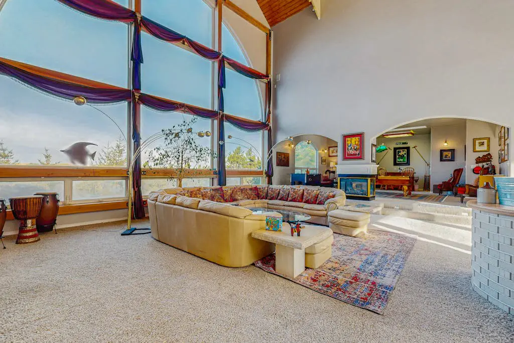 Luxurious Riverfront House withRiver Views, Private Sauna, Pool Table, & Free WiFi
