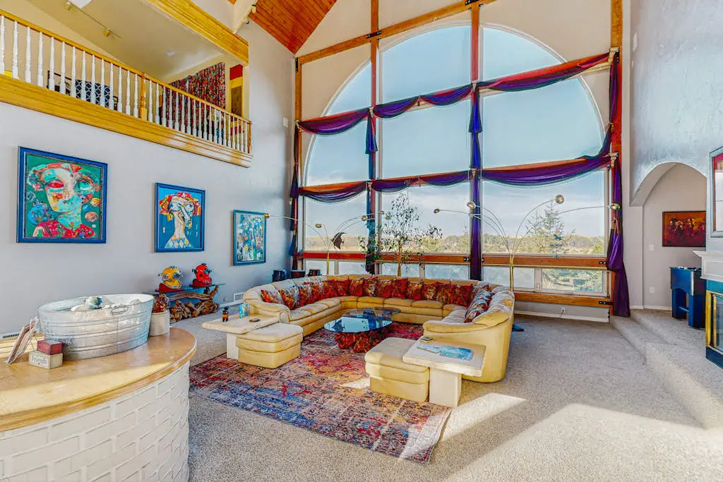 Luxurious Riverfront House withRiver Views, Private Sauna, Pool Table, & Free WiFi