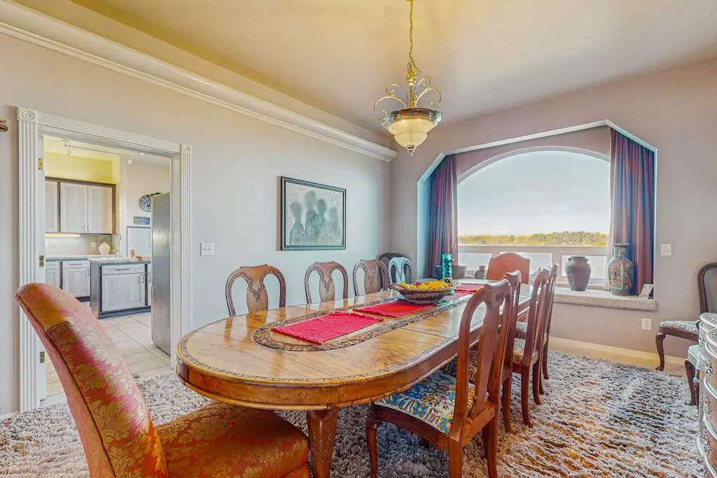 Luxurious Riverfront House withRiver Views, Private Sauna, Pool Table, & Free WiFi