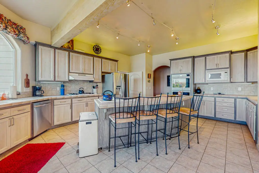 Luxurious Riverfront House withRiver Views, Private Sauna, Pool Table, & Free WiFi