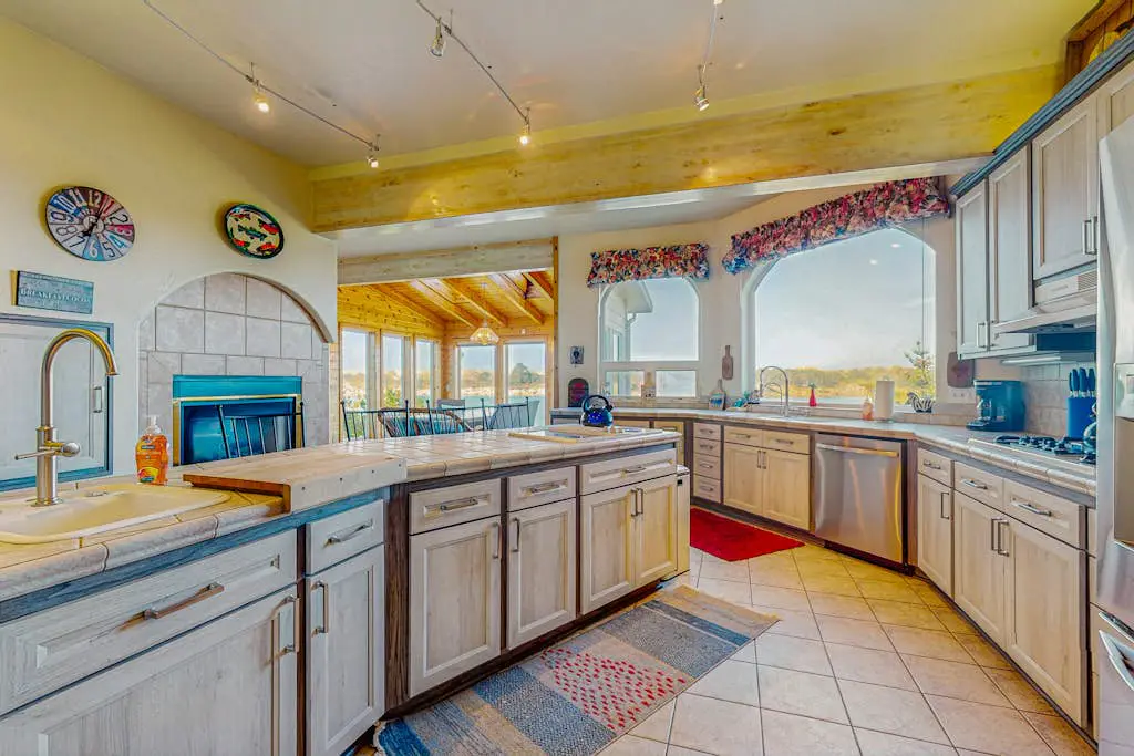 Luxurious Riverfront House withRiver Views, Private Sauna, Pool Table, & Free WiFi