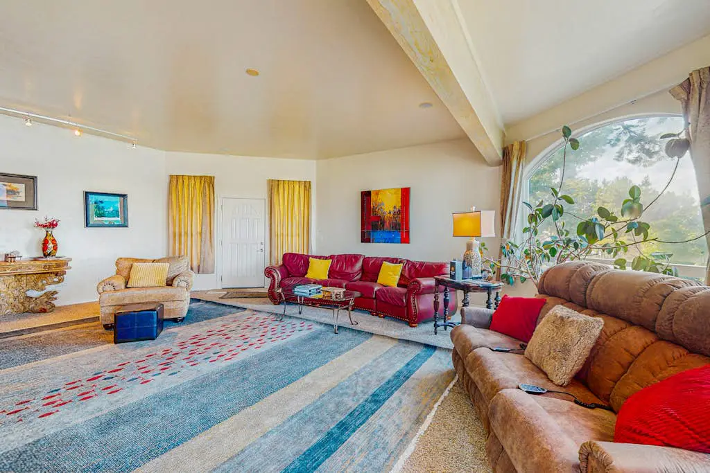 Luxurious Riverfront House withRiver Views, Private Sauna, Pool Table, & Free WiFi