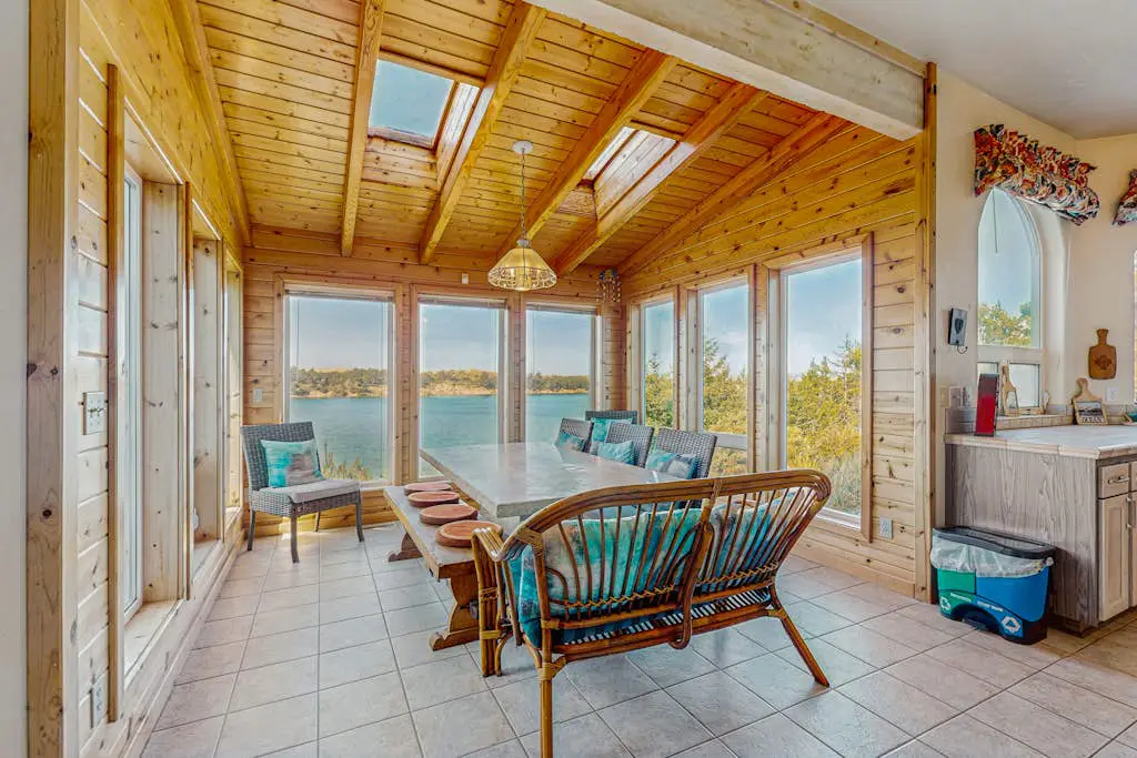 Luxurious Riverfront House withRiver Views, Private Sauna, Pool Table, & Free WiFi