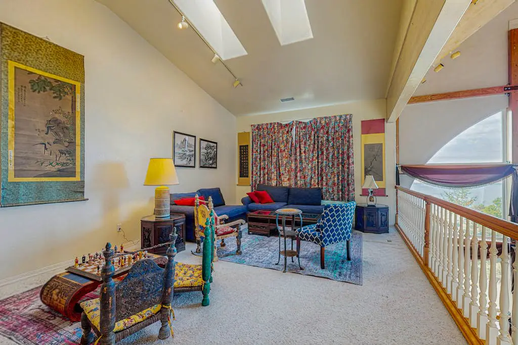 Luxurious Riverfront House withRiver Views, Private Sauna, Pool Table, & Free WiFi