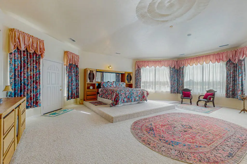 Luxurious Riverfront House withRiver Views, Private Sauna, Pool Table, & Free WiFi