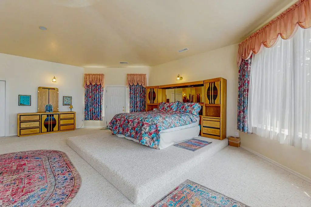 Luxurious Riverfront House withRiver Views, Private Sauna, Pool Table, & Free WiFi