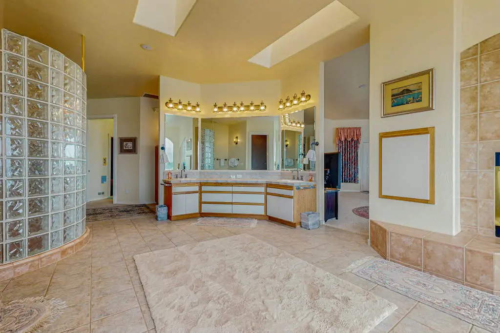 Luxurious Riverfront House withRiver Views, Private Sauna, Pool Table, & Free WiFi