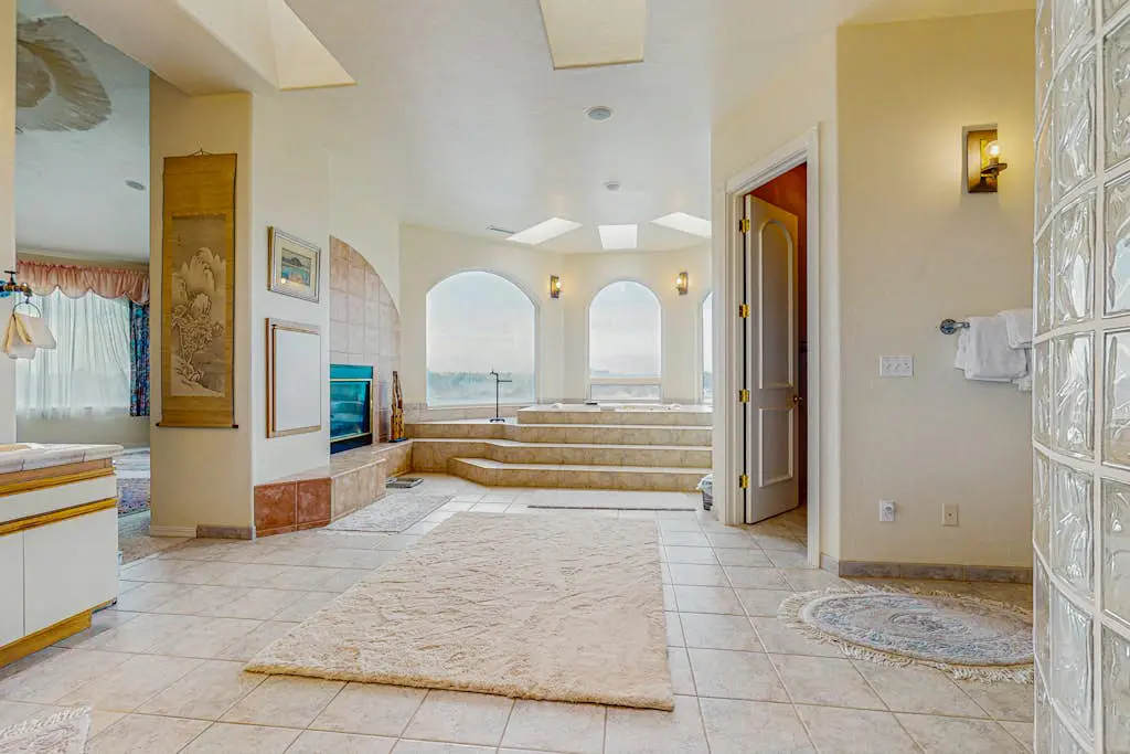 Luxurious Riverfront House withRiver Views, Private Sauna, Pool Table, & Free WiFi