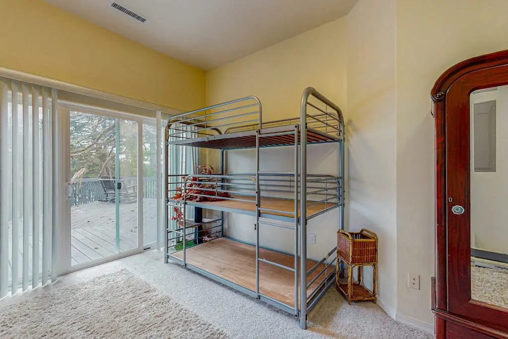 Luxurious Riverfront House withRiver Views, Private Sauna, Pool Table, & Free WiFi