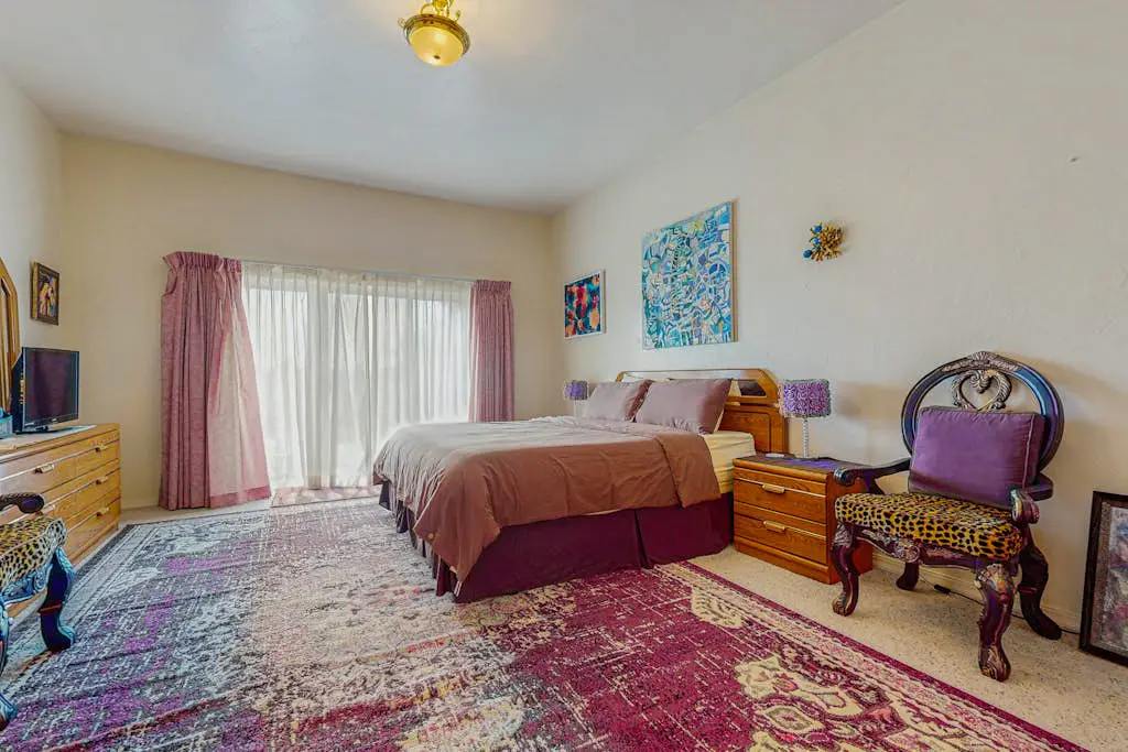 Luxurious Riverfront House withRiver Views, Private Sauna, Pool Table, & Free WiFi