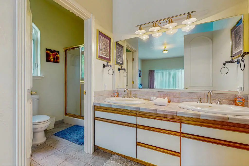 Luxurious Riverfront House withRiver Views, Private Sauna, Pool Table, & Free WiFi
