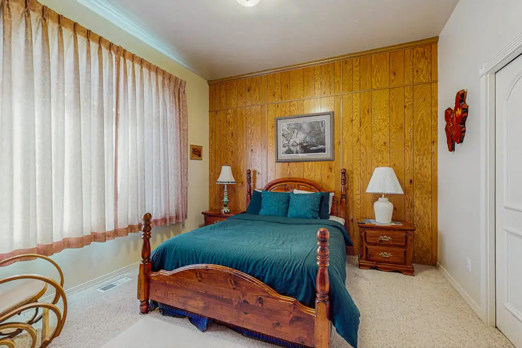 Luxurious Riverfront House withRiver Views, Private Sauna, Pool Table, & Free WiFi