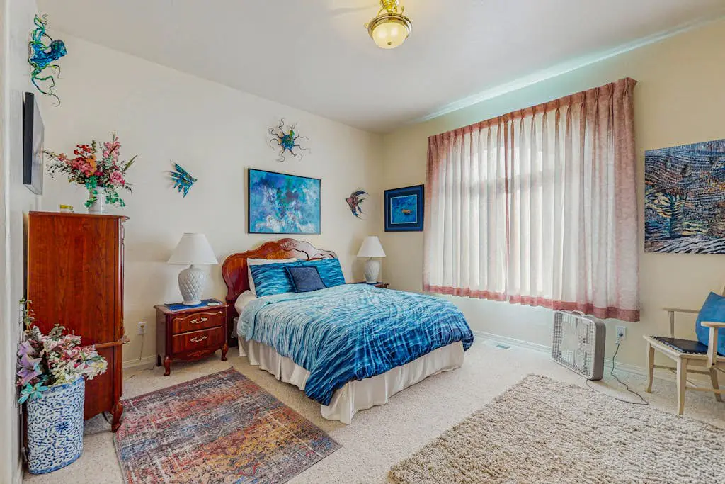 Luxurious Riverfront House withRiver Views, Private Sauna, Pool Table, & Free WiFi