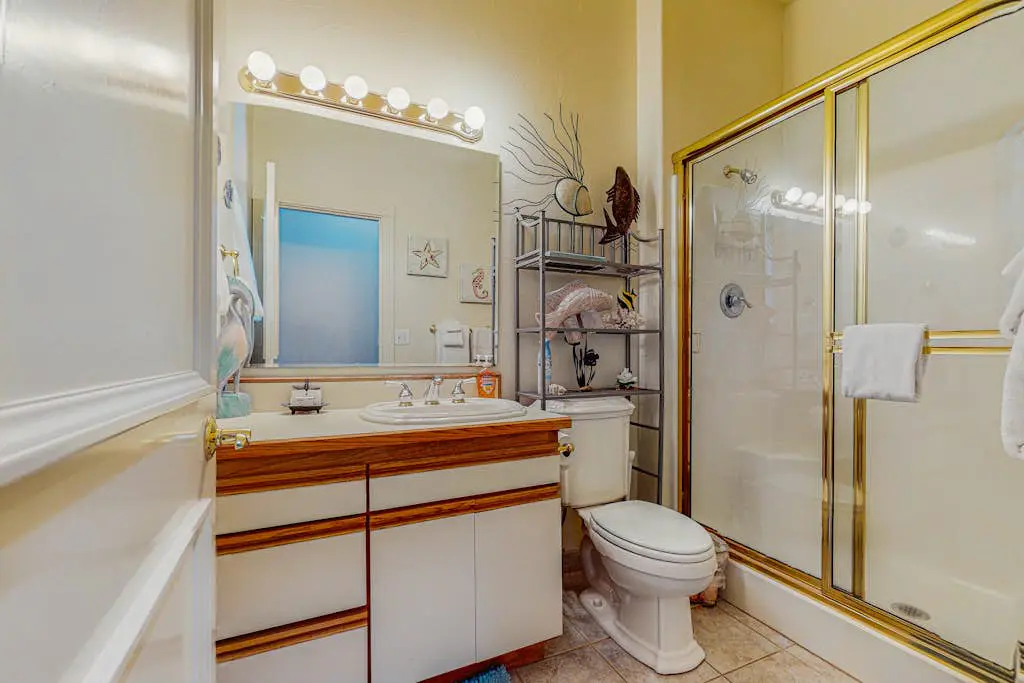 Luxurious Riverfront House withRiver Views, Private Sauna, Pool Table, & Free WiFi