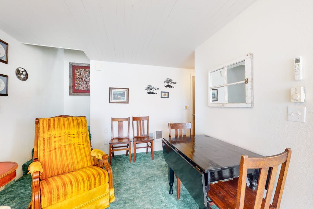 Dreamy coastal getaway with stunning ocean views, washer/dryer, free WiFi, cable