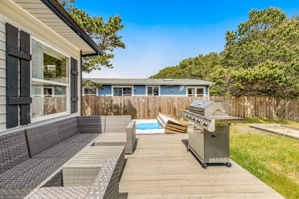 Luxurious home with 3 suites, 3 fireplaces, game room & hot tub - walk to beach