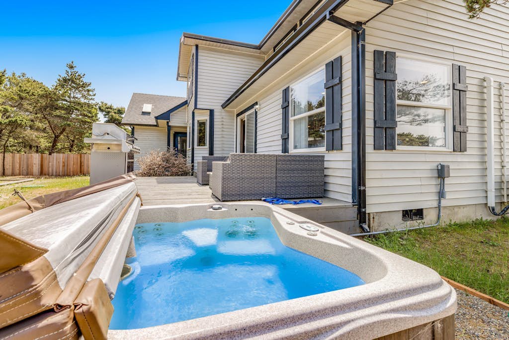 Luxurious home with 3 suites, 3 fireplaces, game room & hot tub - walk to beach