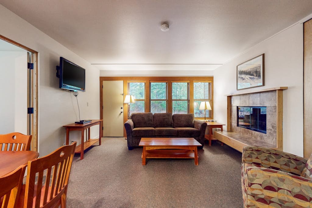 Studio condo with access to shared pools, hot tubs, close to Mt. Bachelor