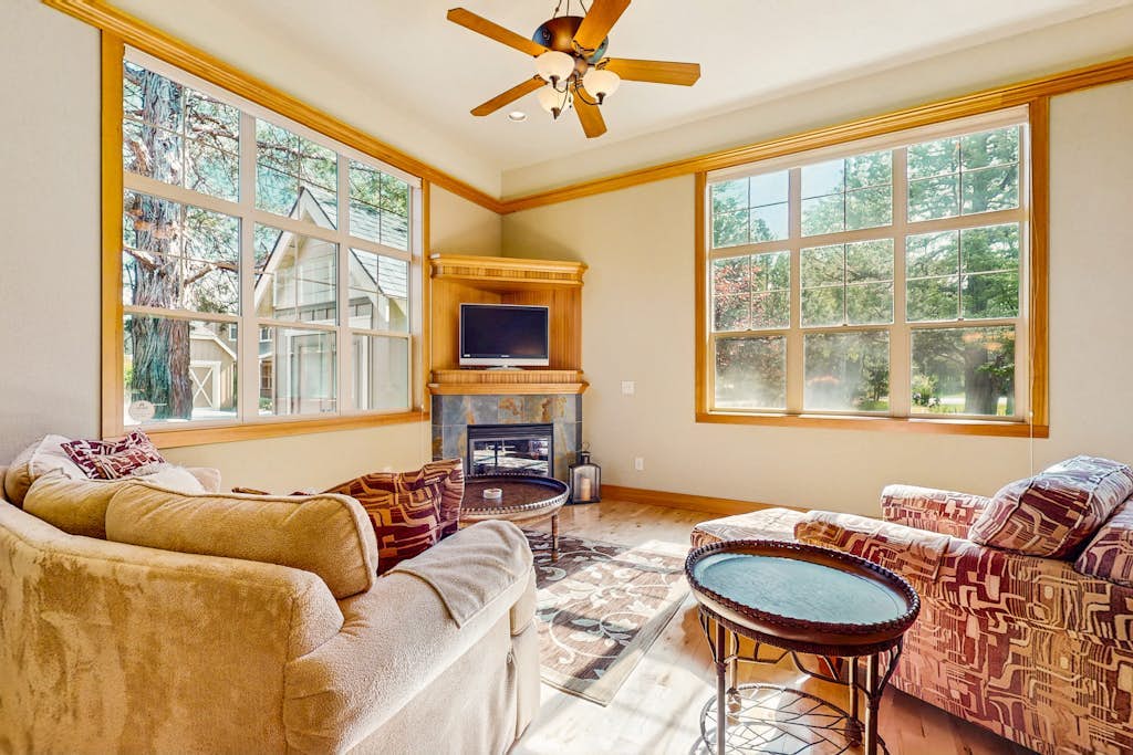 Cozy home w/ patio & bbq grill, access to Eagle Crest Resort amenities