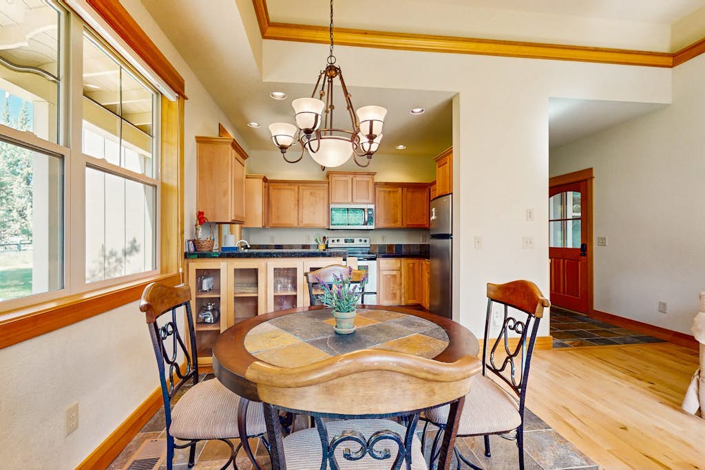 Cozy home w/ patio & bbq grill, access to Eagle Crest Resort amenities