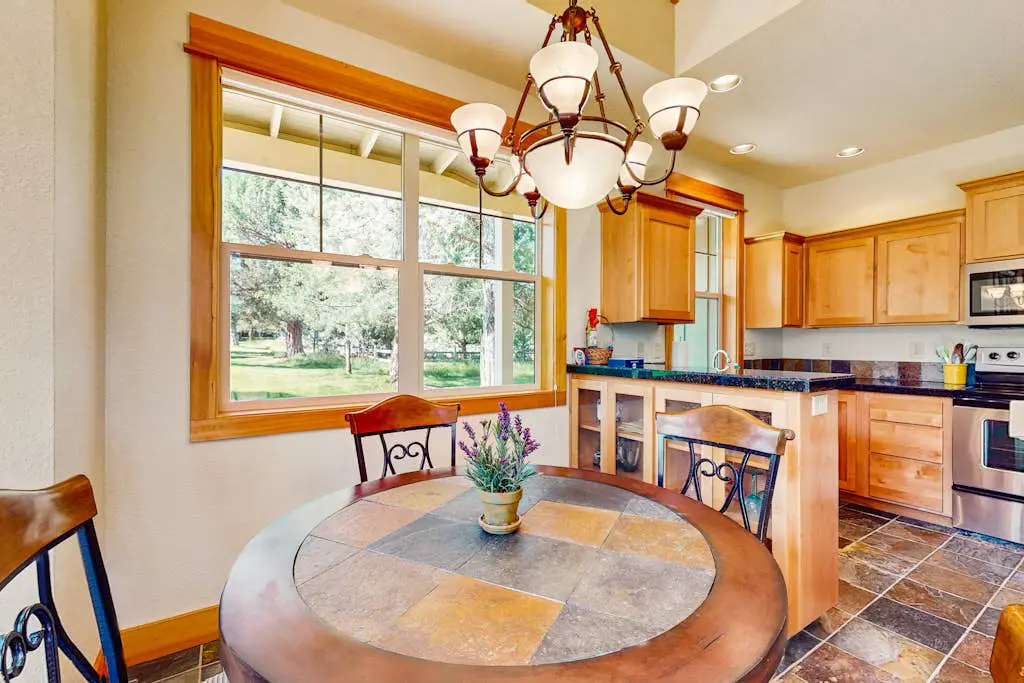 Cozy home w/ patio & bbq grill, access to Eagle Crest Resort amenities