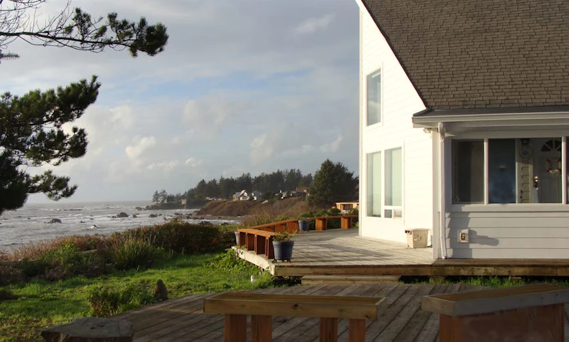 Oceanfront cottage with private hot tub & W/D- central locale near beach access