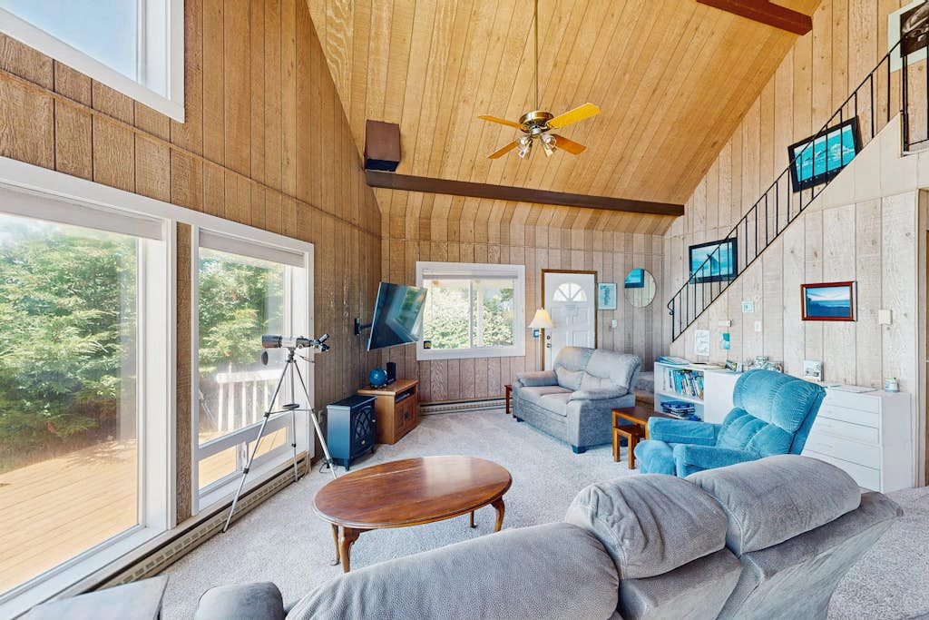 Oceanfront cottage with private hot tub & W&D- central locale near beach access
