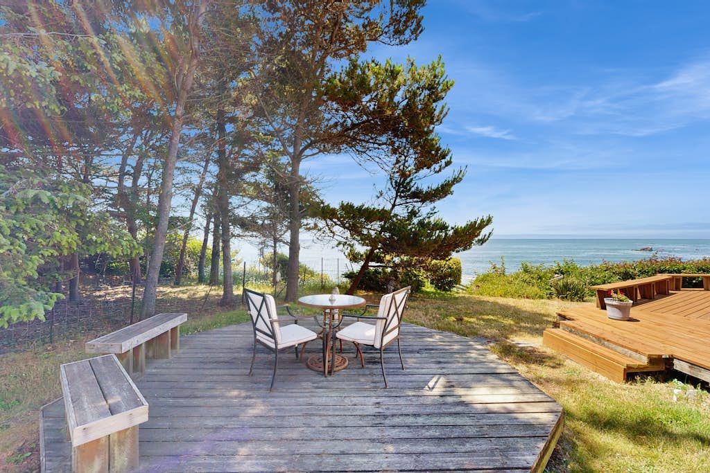 Oceanfront cottage with private hot tub & W/D- central locale near beach access