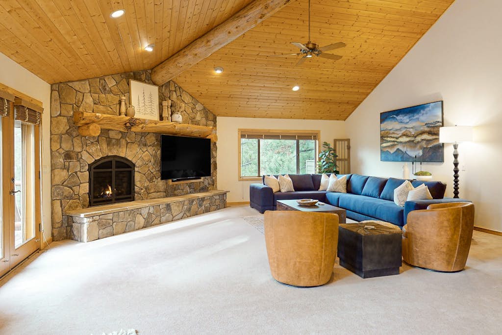 Comfortable home with SHARC passes, private hot tub, balcony, & pickleball