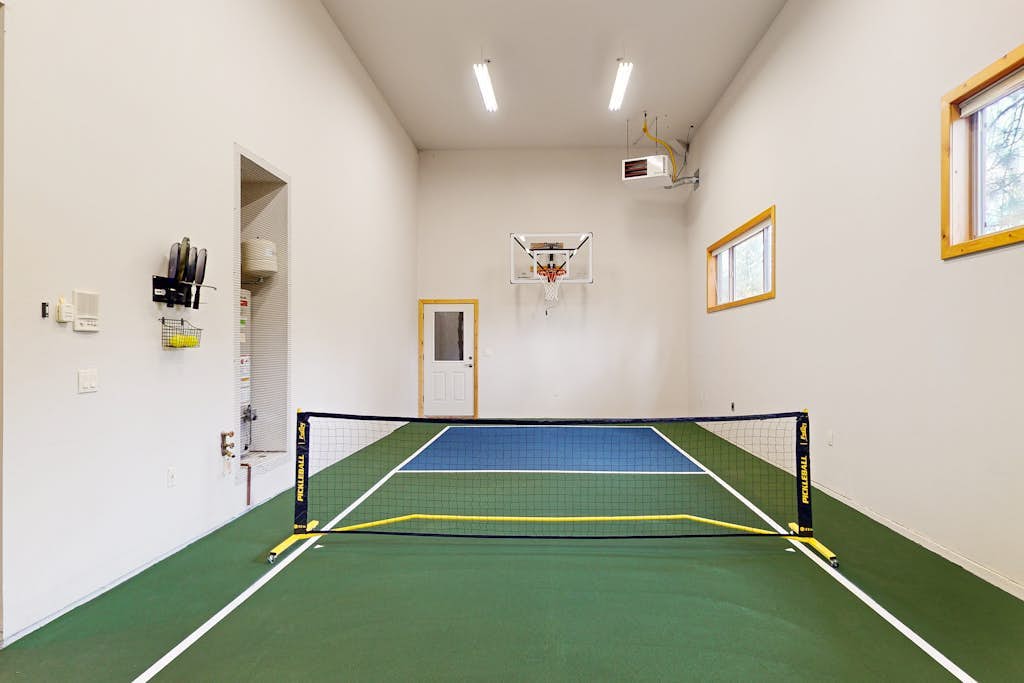 Comfortable home with SHARC passes, private hot tub, balcony, & pickleball