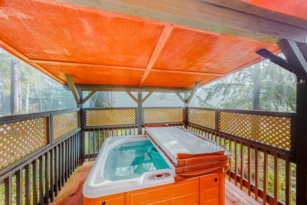 Dog-friendly cabin with hot tub & great deck - near Whaleshead Beach